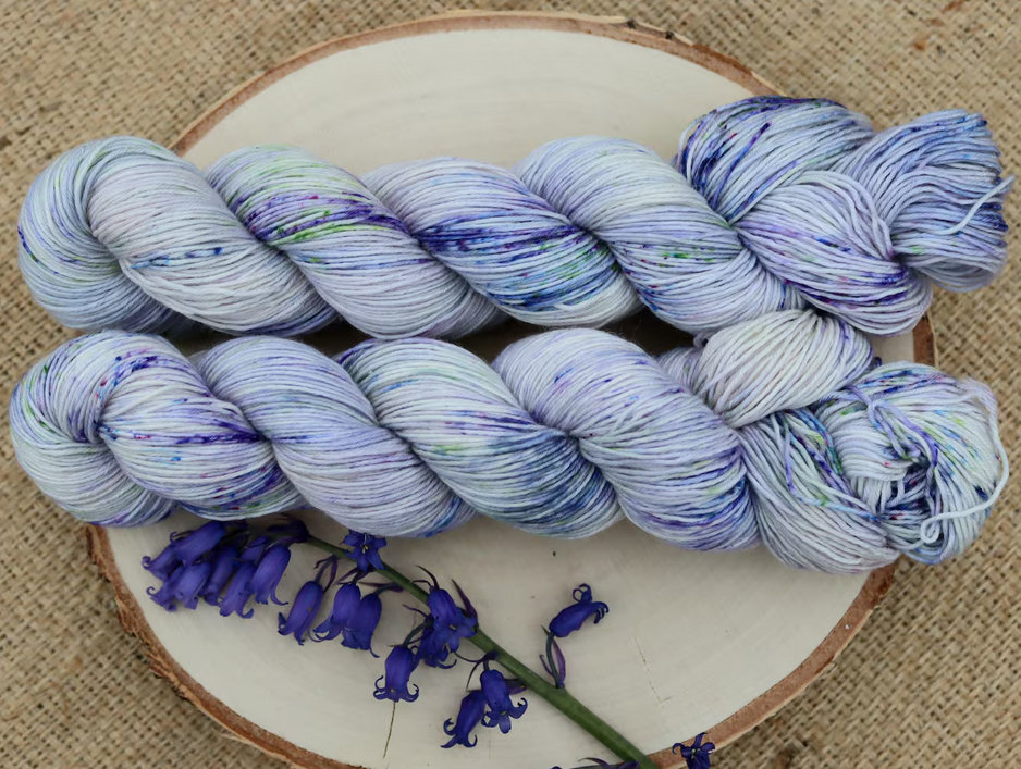 BLUEBELL HEAVEN- zart blau auf weißem Grund mit kräftig blauen Speckeln, handgefärbte Wolle, SilkMerino