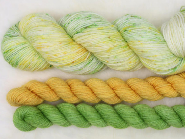 Frühlingshaft handgefärbte Wolle, Sock-Set mit 1x100g und 2x20g in zarten gelben und grünen Farben, teilweise gespeckelt