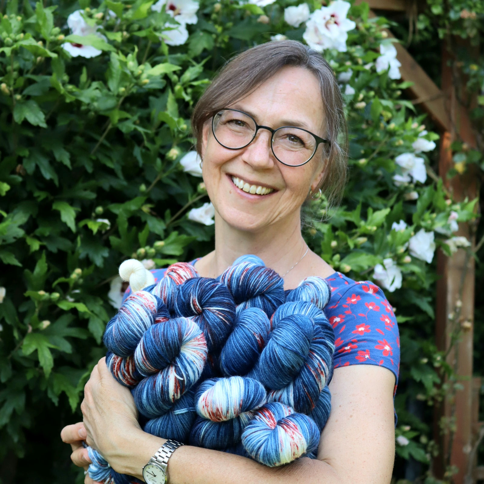 Katja mit einem Arm voll handgefärbter Wolle - hier die Farbe SWALLOW